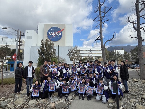한화와 KAIST가 공동개발한 우주 교육 프로그램 '우주의 조약돌' 3기 수료생들이 2025년 2월, 미국 LA에 위치한 NASA JPL(제트추진연구소)을 견학하고 있다. [출처=한화]