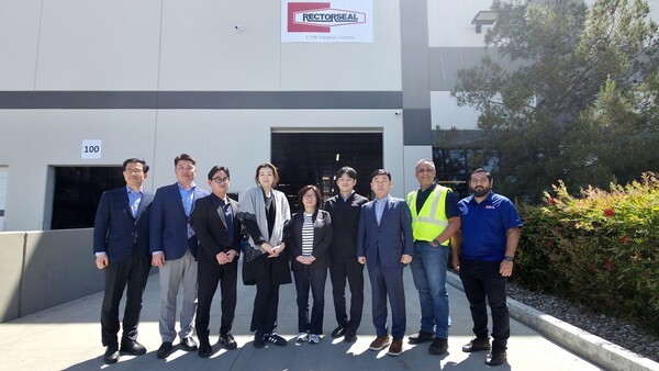 조현민 사장(왼쪽 네번째), 노삼석 대표이사 사장(일곱번째)이 미주지점 고객사인 렉토실(Rectorseal)을 방문해 기념사진을 촬영하고 있다.[출처=한진]