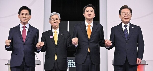 (왼쪽부터)국민의힘 김문수·민주노동당 권영국·개혁신당 이준석·더불어민주당 이재명 대선후보가 18일 서울 마포구 상암동 SBS 프리즘센터 스튜디오에서 열린 제21대 대선 1차 후보자 토론회에 참석한 모습이다. [출처=연합]