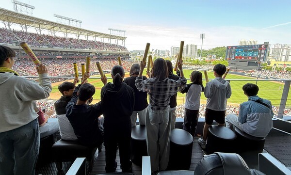 HD현대삼호가 지난 18일 목표 지역 보육 시설 아동을 초청해 프로야구 경기 관람 기회를 제공했다. [출처=HD현대삼호]