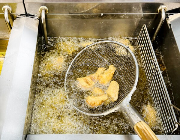 교촌치킨이 연말까지 가맹점 대상 전용유 출고가 9.7% 인하하기로 했다. [출처=교촌치킨]