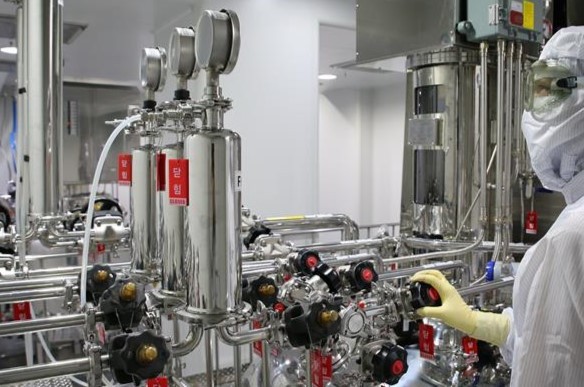 한미정밀화학 연구원이 고품질 원료의약품 생산을 위한 공정을 수행하고 있다. [출처=한미정밀화학]