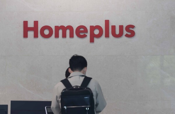 '홈플러스 사태'를 수사 중인 검찰이 홈플러스 본사에 대한 압수수색을 진행 중인 지난달 28일 서울 강서구 홈플러스 본사 모습. [출처=연합뉴스]