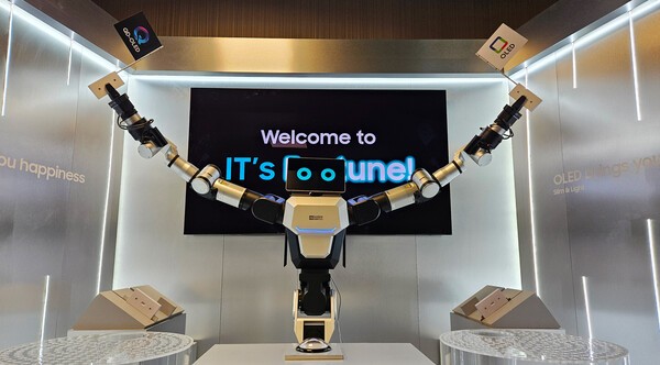 삼성디스플레이 컴퓨텍스 2025_레인보우로보틱스 로봇과 OLED.[출처=삼성디스플레이]