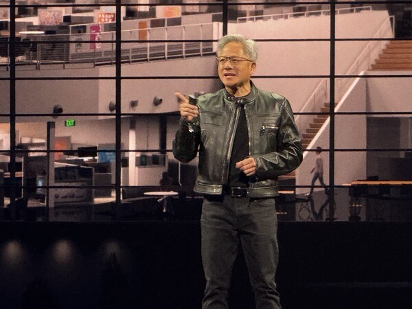 '컴퓨텍스 2025'에서 기조연설 하는 젠슨 황 엔비디아 CEO.[출처=연합]