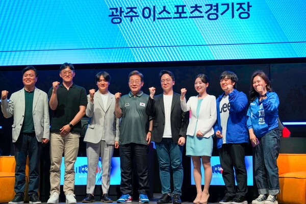 더불어민주당 이재명 대선 후보가 지난 17일 광주 동구 조선대학교에 위치한 광주e스포츠경기장에서 열린 'K-콘텐츠 e스포츠 LEVEL UP!' e스포츠 산업 현장간담회에 참석해 게임 업계 관계자들과 기념사진을 촬영하고 있다. [출처=강유정 의원실]