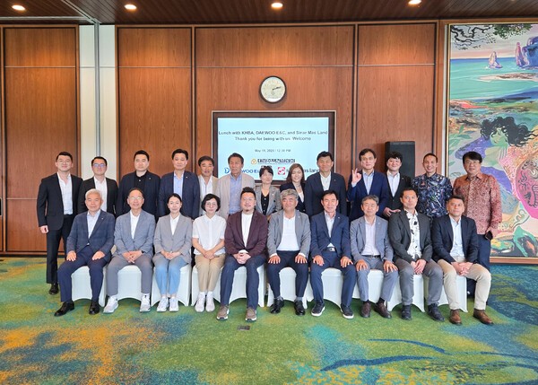 해외주택사업 투자개척단과 시나르마스 랜드 임원단(앞쪽 오른쪽 다섯번째부터)정원주 회장, 마이클 위자야  시나르마스 랜드 사장.[출처=대한주택건설협회]