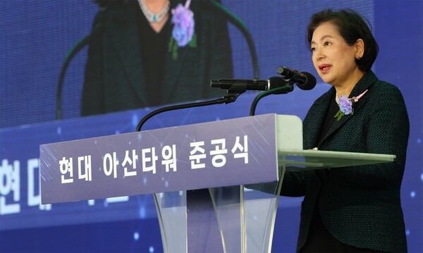 현정은 현대그룹 회장이 현대엘리베이터 충주 본사에서 진행된 ‘현대 아산타워’ 준공식에서 기념사를 하고 있다.[출처=현대엘리베이터]