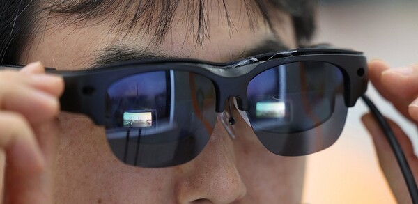 대구 북구 엑스코에서 개막한 국내 유일의 국제 안경전인 '제22회 대구국제안경전(DIOPS)'에서 한 시민이 스마트글래스를 써보고 있다. [출처=연합]