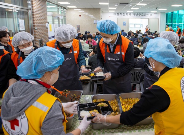 호반그룹 임직원 봉사단 ‘호반사랑나눔이’가 안동 산불 피해지역을 찾아 이재민을 위한 배식 봉사활동을 진행했다. [출처=호반그룹]