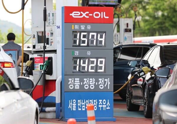 지난 18일 서울 만남의광장 주유소 앞에 휘발유 가격이 게시돼 있다. [출처=연합뉴스]