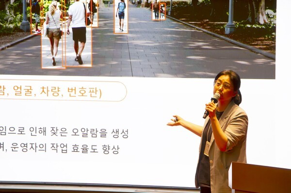 임정은 한화비전 AI 연구소장이 AI 기술에 대해서 발표하고 있다. [출처=한화비전]