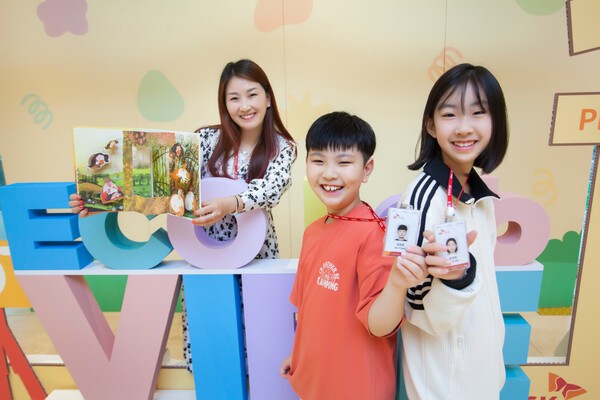 SK케미칼 구성원 가족이 명예 사원증과 봉사활동에 참여해 제작한 팝업북을 들고 기념 촬영하고 있다. [출처=SK케미칼]