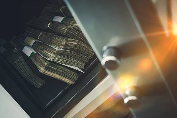 매출이 늘어도 정작 손해율이 높아 자본력이 빈약한 보험사가 있는 반면, 안정적인 매출과 타이트한 손해율 관리로 곳간에 현금을 쌓아둔 보험사의 여유가 대조적이다. [출처= 픽사베이 ]