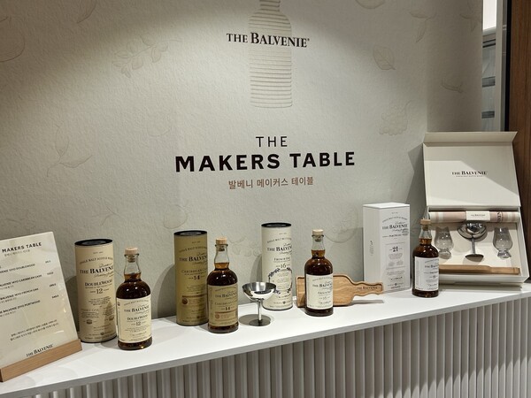 발베니 메이커스테이블 팝업에 12·14·16·21년 4종의 위스키가 진열돼 있다.[출처=EBN]