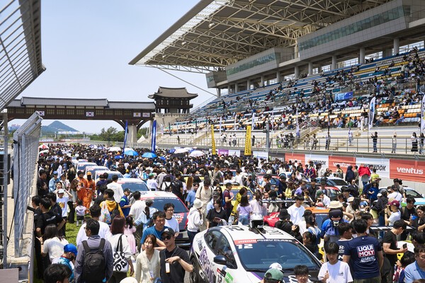 25일 전남 영암군 KIC에서 열린 슈퍼레이스에 1만9000명의 관중이 움집했다. [출처=슈퍼레이스]