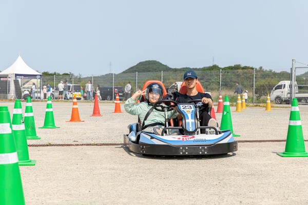 25일 슈퍼레이스를 방문한 어린이가 카트 체험을 하고 있다. [출처=슈퍼레이스]