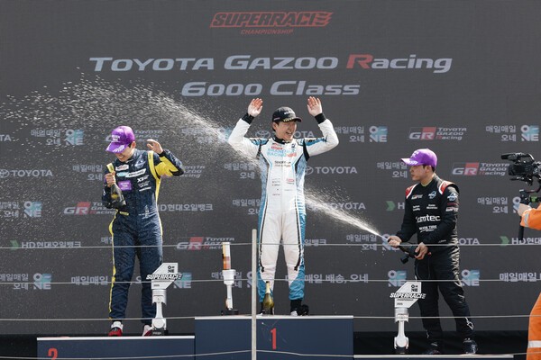 슈퍼레이스 6000클래스 포디움에 오른 이정우(왼쪽부터) 박규승, 김중근이 축하하고 있다. [출처=슈퍼레이스]