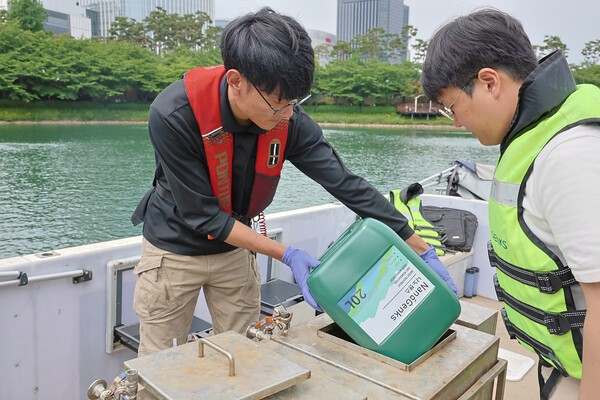 롯데가 올해로 5년째 송파구청과 함께 석촌호수 수질 개선에 나선다. [출처=롯데그룹]