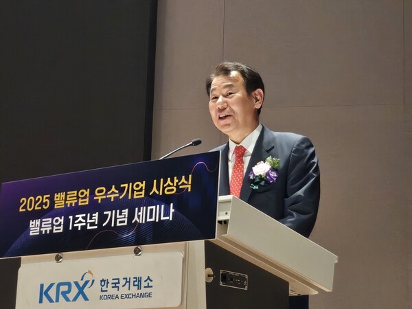 정은보 한국거래소 이사장이 27일 밸류업 프로그램 시행 1주년을 맞아 진행된 ‘밸류업 1주년 기념 세미나’에서 인사말을 하고 있다. [출처= 최수진 기자]