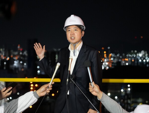 제21대 대통령 선거 공식 선거운동 첫날인 12일 새벽 개혁신당 이준석 대선 후보가 전남 여수시 금호피앤비화학 여수2공장을 방문해 발언하고 있다. [출처=연합]