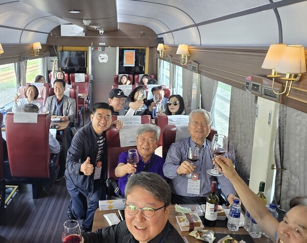 윤영달 크라운해태제과 회장(오른쪽 2번째 줄)이 영동국악와인열차에서 국악계 리더들과 팸투어를 진행하고 있다. [출처=크라운해태제과]
