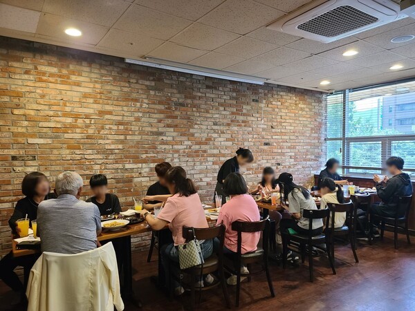 다이닝브랜즈그룹은 사회공헌 프로그램 ‘아름다운 식탁’을 통해 영케어러(Young Carer)를 초청하고, 일상 속 특별한 식사 기회를 지원하는 따뜻한 나눔을 이어가고 있다. [출처=다이닝브랜즈그룹]