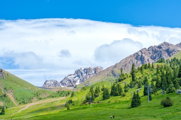 패키지여행의 위기는 여행 수요의 종말이 아니라 선택방식의 변화가 만든 결과다. 전통 여행사는 이제 ‘구조적 혁신’을 선택하지 않으면 생존도 장담할 수 없다. 카자흐스탄 ‘침블락’ 전경. [출처=하나투어]
