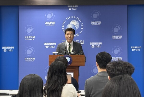 김병칠 금융감독원 부원장이 27일 금감원 본원에서 '은행지주·은행 지배구조 선진화 성과와 향후 계획을 발표하고 있다. [출처=EBN 박소희 기자]