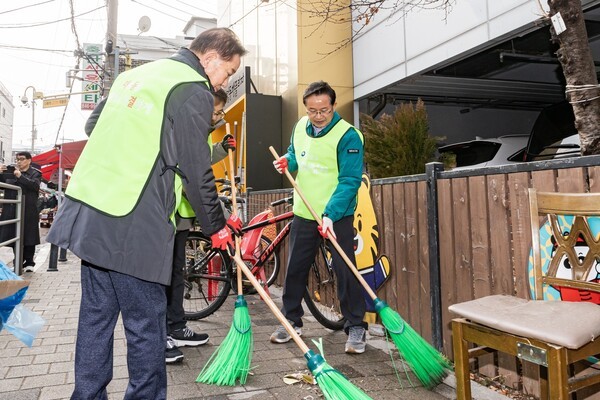 대림중앙시장 '청소 현장 상황실' 개소식에서 주민과 거리 청소하는 최호권 구청장.[출처=서울 영등포구]