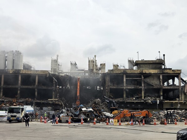 중장비가 동원돼 화재가 발생한 공장의 건물 잔해를 정리하고 있다. [출처=진명갑 기자]