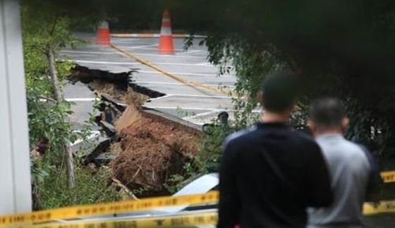 ▶ 최근 서울의 한 아파트 인근에서 대형 싱크홀(땅 꺼짐)이 발생한 가운데 매년 전국에서 900건가량의 싱크홀이 발생하고 있는 것으로 나타났다.ⓒ연합뉴스