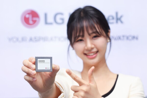 LG이노텍 직원이 ‘3세대 5G 통신모듈’을 선보이고 있다. [출처=LG이노텍]