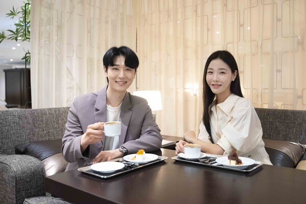 신세계백화점과 미쉐린 스타레스토랑이 협업한 디저트 시식 이미지 [출처=신세계백화점]