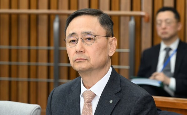 금정호 신영증권 사장이 지난 3월 18일 오전 서울 여의도 국회에서 열린 정무위원회 홈플러스 기업회생절차에 대한 현안 질의에 증인으로 출석해 의원 질의를 기다리고 있다. [출처=연합뉴스]