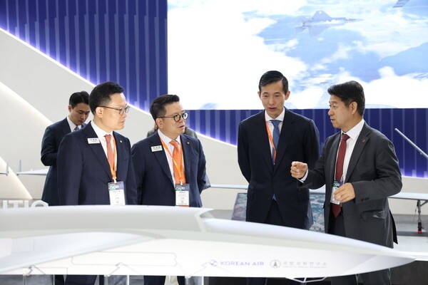 김동관 한화그룹 부회장이 29일 부산 벡스코에서 진행 중인 국내 최대 규모 해양 방산 전시회 '2025 국제해양방위산업전'(MADEX 2025) 현장을 찾은 모습. [출처=한화그룹]