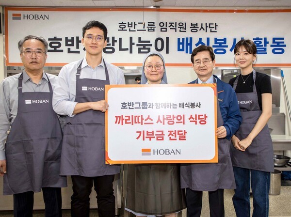 호반그룹, 까리따스 사랑의 식당 기부금 전달식 진행 후 기념 촬영 모습.(왼쪽부터) 송정민 대한전선 대표·김대헌 호반그룹 기획총괄사장·최클레토 까리따스 사랑의 식당 수녀·김선규 호반그룹 회장·김민형 호반그룹 커뮤니케이션실 상무.[출처=호반그룹]
