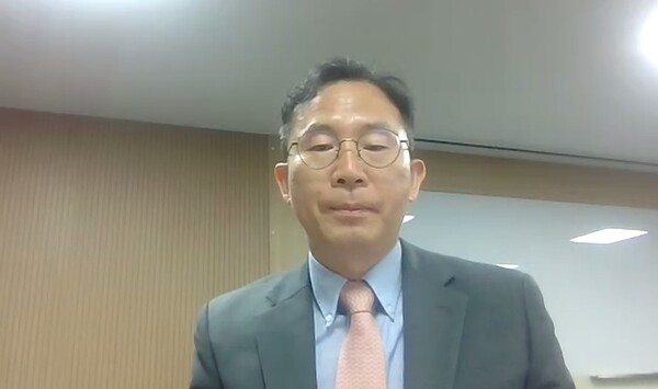 이현우 한국제약바이오협회 상무가 30일 웨비나를 통해 트럼프 정부의 통상정책 변화에 대한 대응 방안을 발표하고 있다. [출처=한국제약바이오협회 웨비나 캡쳐]