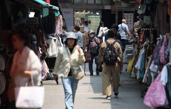 소득 대비 소비지출 비중을 나타내는 평균소비성향이 전 연령대에 걸쳐 10년 전보다 하락한 것으로 나타났다. [출처=연합]