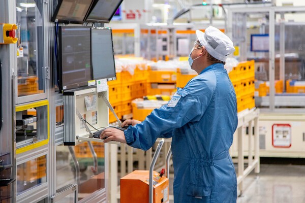 LG에너지솔루션 미시간 홀랜드 공장에서 직원이 배터리 생산 공정을 점검하고 있다. [출처=LG에너지솔루션]