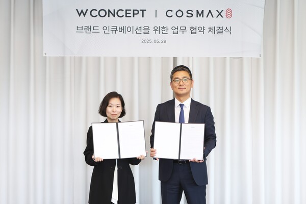 안지수 W컨셉 상품기획담당(왼쪽)과 최재우 코스맥스 국내마케팅본부 부문장(오른쪽)이 업무협약 체결 후 기념사진을 촬영하고 있다. [출처=W컨셉]
