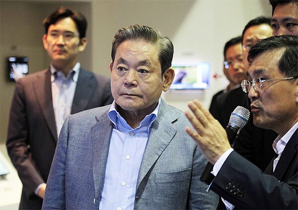 이건희 선대회장이 2011년 7월 29일 삼성전자 수원사업장에서 열린 '2011 선진제품 비교전시회'에 참관해 제품 설명을 듣고 있다. [출처=삼성]