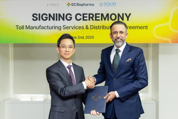 GC녹십자 대표 허은철 (왼쪽), SISB CEO Datuk Mohamed Nizam Bin Mohamed Jakel(오른쪽). [출처=GC녹십자]