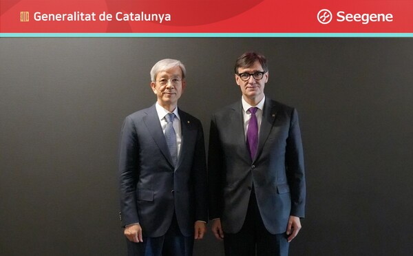 천종윤 씨젠 대표(왼쪽)와 살바도르 이야(Salvador Illa) 스페인 카탈루냐 주지사가 지난달 30일 서울 송파구 씨젠 본사에서 만나 기념촬영을 하고 있다. [출처=씨젠]