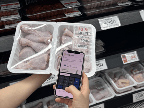 '축산물 이력정보' 어플을 통해 닭고기 이력정보를 조회하고 있다. [출처=축산물품질평가원]