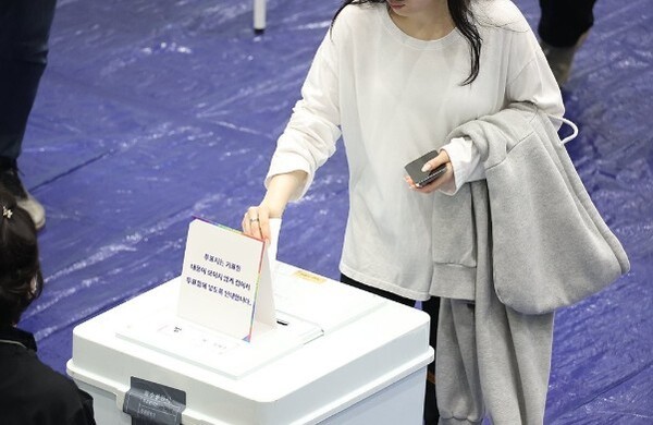 '대선 투표 참여하는 시민들'[출처=연합]