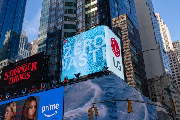 LG전자가 'LG 희망스크린' 활동의 일환으로, 미국 뉴욕 타임스스퀘어와 영국 런던 피카딜리광장 전광판에서 유엔환경계획(UNEP)이 제작한 '세계 환경의 날' 캠페인 영상을 상영한다. 사진은 미국 뉴욕 타임스퀘어 전광판에서 영상을 상영 중인 모습. [출처=LG전자]