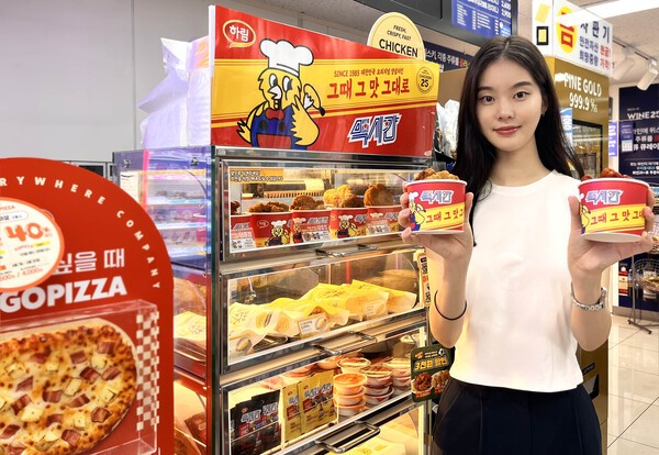 GS25에서 모델이 치킨25 ‘맥시칸 치킨’ 시리즈를 들고 포즈를 취하고 있다. [출처=GS25]