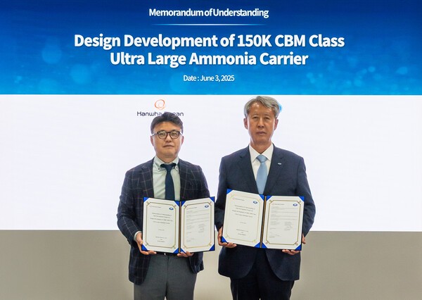 한화오션 상선사업부장 김종서 사장(왼쪽)과 한국선급 이형철 회장이 150,000CBM급 초대형 암모니아운반선 기술협력 MOU에 서명한 뒤 기념촬영을 하고 있다.[출처= 한화오션]