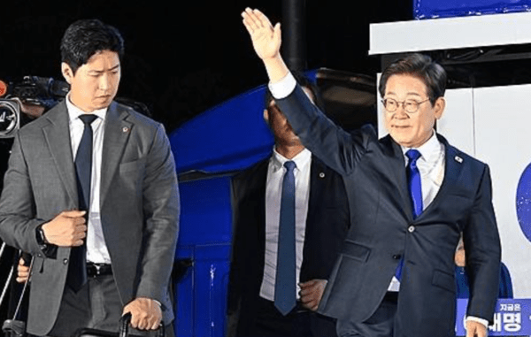 이재명 대통령이 당선이 확실시되던 4일 오전 새벽 서울 여의도 국회 인근에서 당 주최로 열린 국민개표방송 행사에 참석해 시민들을 향해 인사하고 있다. [출처=연합]